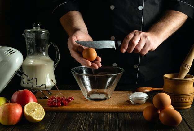 Kucharz przygotowujący potrawę